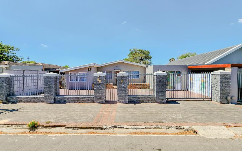 4 Bedroom Property for Sale in Peerless Park North Western Cape